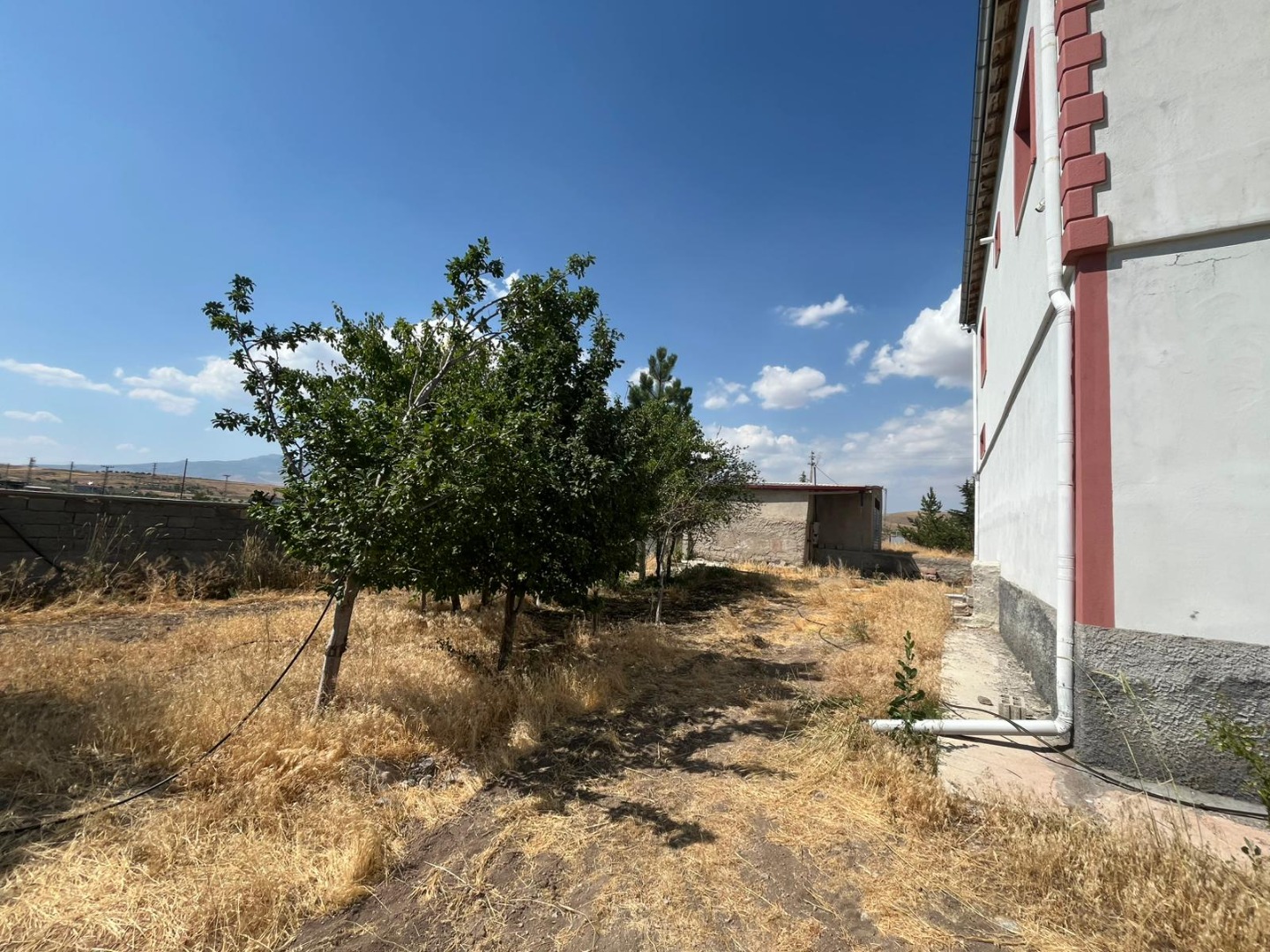 KAYSERİ DEVELİ AYVAZHACI MAHALLESİ ÇALLIYER MEVKİİNDE ANA YOL ÜZERİ SATILIK MÜSTAKİL EV